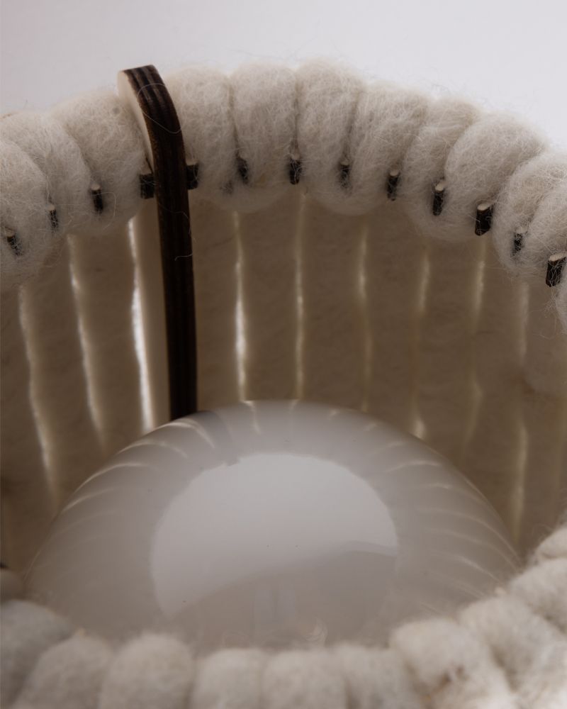 Tischleuchte aus Wolle Konus