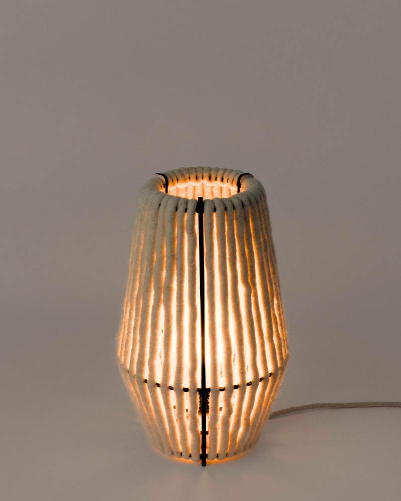 Tischleuchte aus Wolle Konus